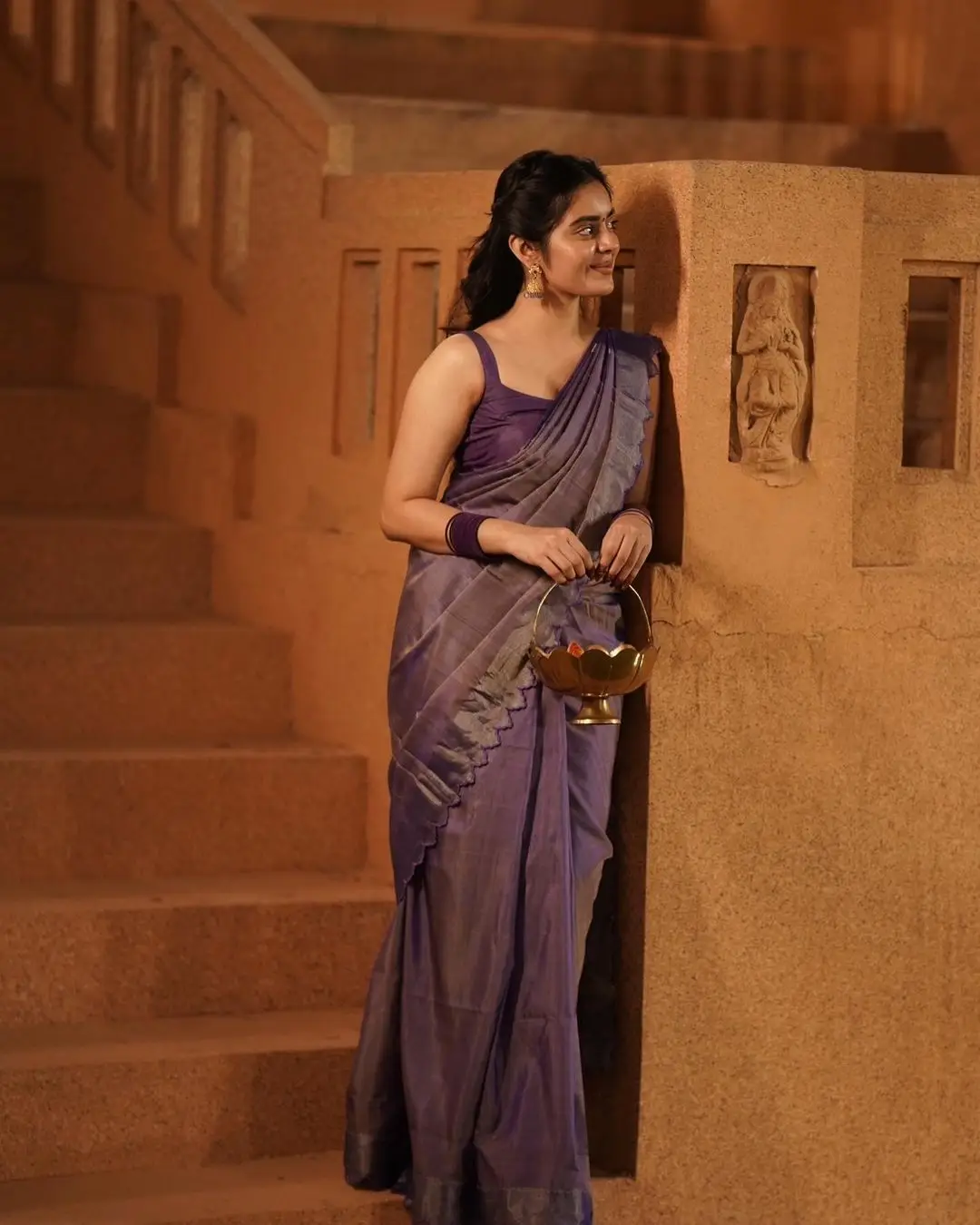 Kushita Kallapu In Traditional Violet Saree Sleeveless Blouse